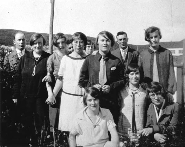 025: l-r Denis Reddy, Julia Reddy, Rose Dunphy, Jerry Reddy (obscured), Blanche Dunphy, Ethel Reddy (back), Mary Reddy (front), Eliz Reddy, J V McCarthy, Jenny Reddy, Min Carroll, Laura Reddy (front). (circa 1928)Denis, Julia, Jerry, Mary, Eliz, Jenny and Laura children of James Reddy &amp;amp; Mary Anne Murphy; J V husband of Julia Reddy; Rose daughter of Patrick Dunphy &amp;amp; Anastasia Fitzgerald McCarthy; Blanche daughter of Joseph Dunphy &amp;amp; Mary Abbott; Ethel daughter of John Reddy &amp;amp; Vera Dunphy; Min daughter of John Carroll &amp;amp; Eliz Reddy
